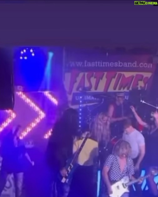 Kate Beckinsale Instagram - Thank you, @fasttimesband for the most fun 80’s night .. see them at the @thewhiskyagogo every Monday. Can’t guarantee we will be dancing onstage every time but can’t guarantee we won’t either 🤘🏼