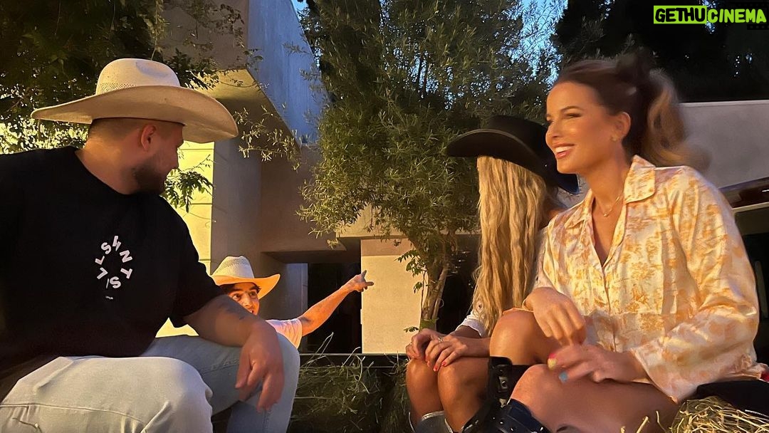 Kate Beckinsale Instagram - Mama’s first hayride (on Rodeo but still counts) 🤠 🤠 🤠 🤠
