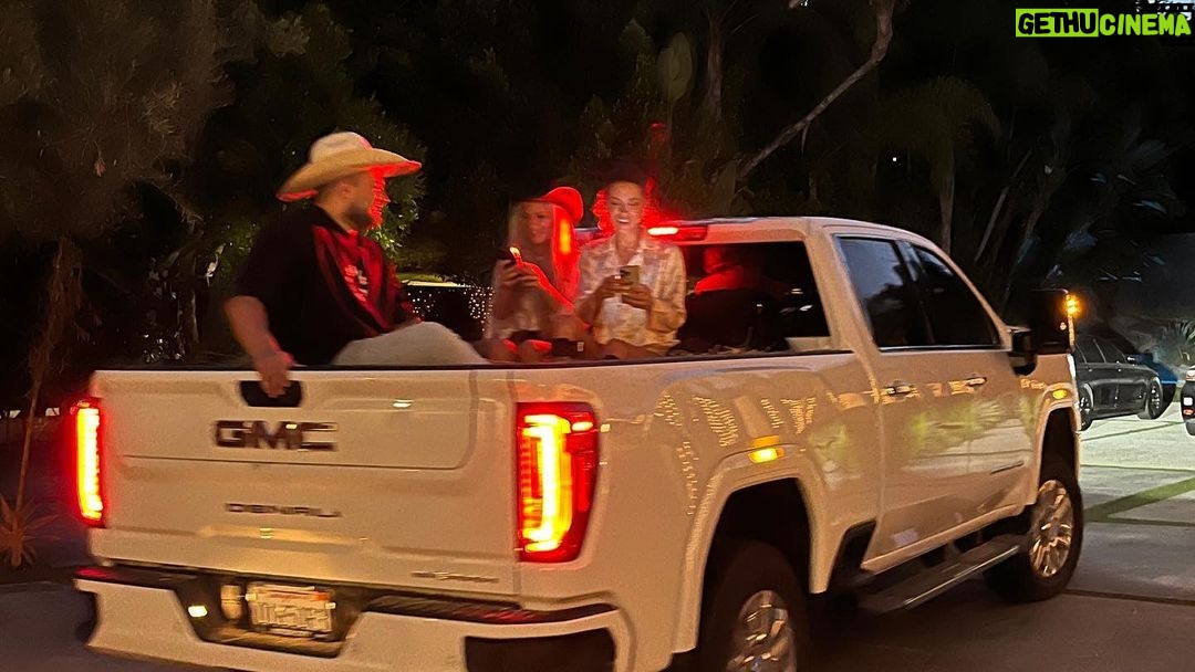 Kate Beckinsale Instagram - Mama’s first hayride (on Rodeo but still counts) 🤠 🤠 🤠 🤠
