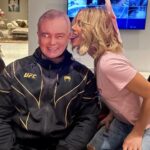 Kate Beckinsale Instagram - We were surprised to say the least when @eamonnholmes turned up to our house on New Years Eve and we handled it with grace . However my mother was disappointed that his cough and his Nike slides prevented him from doing an adequately festive riverdance which we thought was the least he could do as an unexpected guest . Happy new year, from us ,and Eamonn,and his cough 🎉