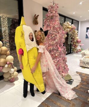 Kate Beckinsale Instagram - Sadness and joy,gratitude and rage, fear and hope, friends and family, dear animals both living and living in the heart,laughter and tears, generosity and feeling seen and loved and of course, fruit and veg costumes. Happy (or as happy as you can) Christmas. And love from us❤️