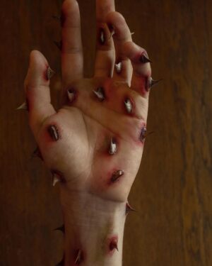 Kateřina Mlejnková Instagram - Hand art for @vojtech_dyk_official videoclip 🤚🏻
Režie: @benjamin_buttler 
.
.
.
.
.
.
.
.
#sfx #sfxmakeup #makeup #halloween #makeupartist #mua #specialeffects #horror #sfxmakeupartist #halloweenmakeup #specialeffectsmakeup #sfxmua #sfxartist #art #cosplay #gore #fxmakeup #fx #blood #sfxgore #artist #horrormakeup #facepaint #spfx #fakeblood #creativemakeup #specialfx #bodypaint #scary #Makeup