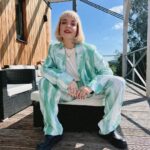 Kateřina Mlejnková Instagram - Super den, skvělá práce, super lidi :) a miluju ten oblek 🩵 moc svatby nedělám, ale během roku když nějaké zvládnu, tak jsou top. 🫶🏼 Tvrz Krassa