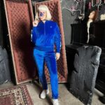 Kateřina Mlejnková Instagram - Violet Beauregarde těší mě 🫐💙 . . . . . . . #halloween #violetbaudelaire #willywonka #costume #ootd #koki9 #sharlota Prague Fear House