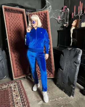 Kateřina Mlejnková Instagram - Violet Beauregarde těší mě 🫐💙 
.
.
.
.
.
.
.
#halloween #violetbaudelaire #willywonka #costume #ootd #koki9 #sharlota