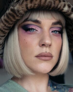 Kateřina Mlejnková Instagram - 🐆🩷 
.
.
.
.
.
.
.
.
.
.
#makeup #makeuptutorial #makeupartist #cutcrease #koreanbeauty #koki9 #pinkmakeup #blonde