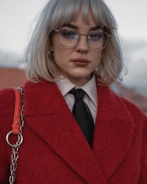 Kateřina Mlejnková Instagram - Už je červený všude moc? Není! 😅❤️ miluju děsně moc! 🤷🏼‍♀️ 
.
.
.
.
.
.
.
#redobsession #redcoat #blondehair #glasses #ootd #fashion #streetstyle