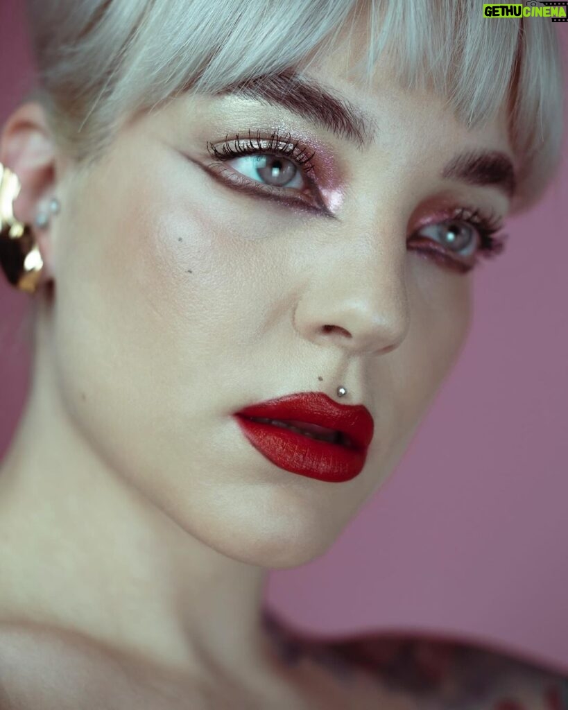 Kateřina Mlejnková Instagram - Dlouho mě výrazné rty na sobě moc nebavili, tak jsem včera zkoušela zase ty červené. 💋 jsou červené rty vaše oblíbené? Nebo taky raději saháte po nude? . . . . . . . . #redlips #makeupartist #makeup #makeuplover #photooftheday #koki9 #100daysofmakeup Prague, Czech Republic
