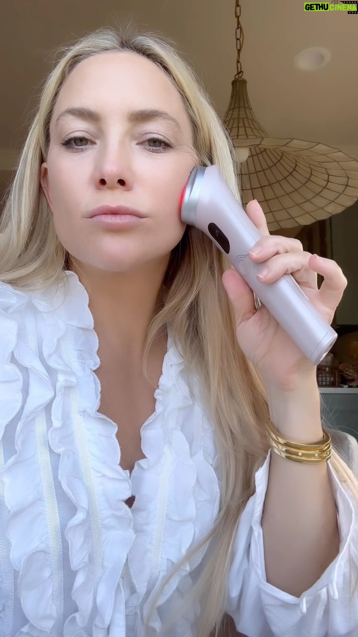 Kate Hudson Instagram - Tightening up wherever I go! Love this LMNT 🧖♀️ #almapartner