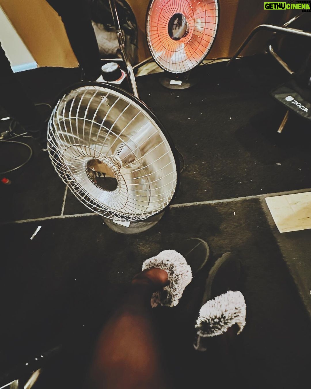 Kate Hudson Instagram - Back at it! To everyone cramping into small spaces, squeezing together in front of space heaters on freezing nights, 4:30am wake up calls, insane hours, snacking way too much, bored picture taking, laughter over nothing and a lot of good art! Love my job ❤️