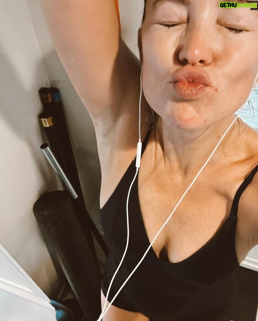 Kate Hudson Instagram - Got 'er done 💪👯‍♀️