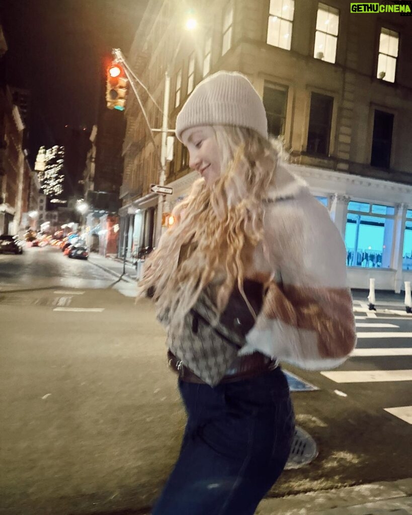 Kate Hudson Instagram - ✨Midnight stroll ✨ New York, New York
