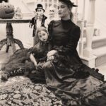Kate Hudson Instagram - Vampire family portraits 🧛‍♀️🧛‍♀️🧛 #happyhalloween