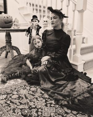 Kate Hudson Instagram - Vampire family portraits 🧛‍♀️🧛‍♀️🧛 #happyhalloween