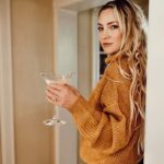 Kate Hudson Instagram - Taking a walk down King St with a new martini recipe for 👻🎃 GO TO @kingstvodka for recipe! So yummy 😋