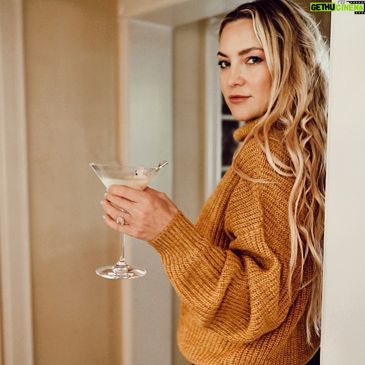 Kate Hudson Instagram - Taking a walk down King St with a new martini recipe for 👻🎃 GO TO @kingstvodka for recipe! So yummy 😋