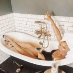 Kate Hudson Instagram - Redefining wet bar on National Vodka Day 🛁🍸 @kingstvodka