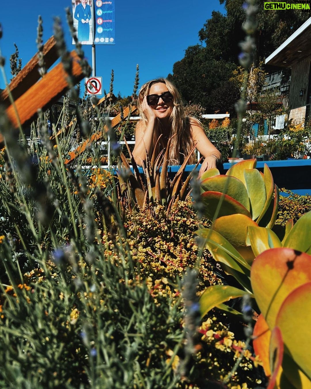 Kate Hudson Instagram - Flaunting my flora 💁🏼♀️🌿