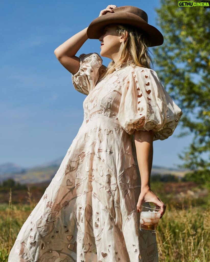 Kate Hudson Instagram - A cowgirl and her cocktail 🤠 @kingstvodka