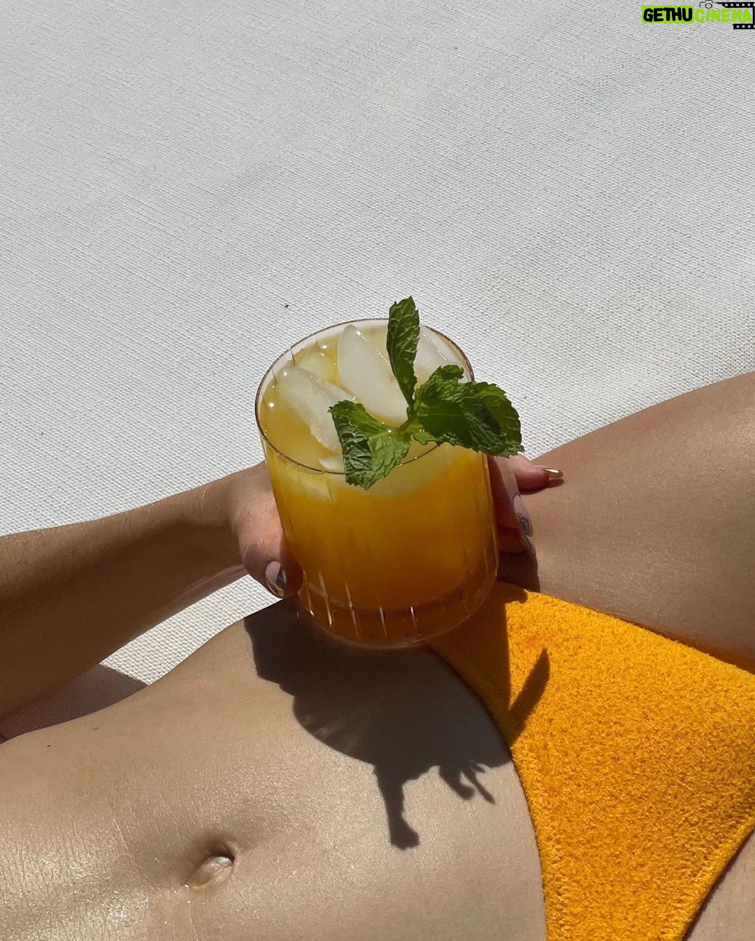 Kate Hudson Instagram - Good energy for long weekend 🍊@kingstvodka