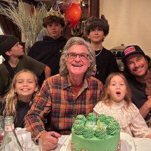 Kate Hudson Instagram - Oh how we love you Pa! The happiest Father’s Day to one amazing man! I love you! ❤️