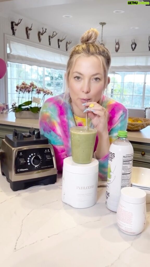 Kate Hudson Instagram - Celebrating National Smoothie Month with big straw energy🍹Blending with @tobeinbloom through the years…