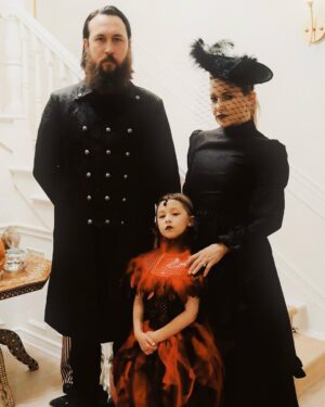 Kate Hudson Instagram - Vampire family portraits 🧛‍♀️🧛‍♀️🧛 #happyhalloween