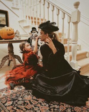 Kate Hudson Instagram - Vampire family portraits 🧛‍♀️🧛‍♀️🧛 #happyhalloween