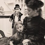 Kate Hudson Instagram - Vampire family portraits 🧛‍♀️🧛‍♀️🧛 #happyhalloween