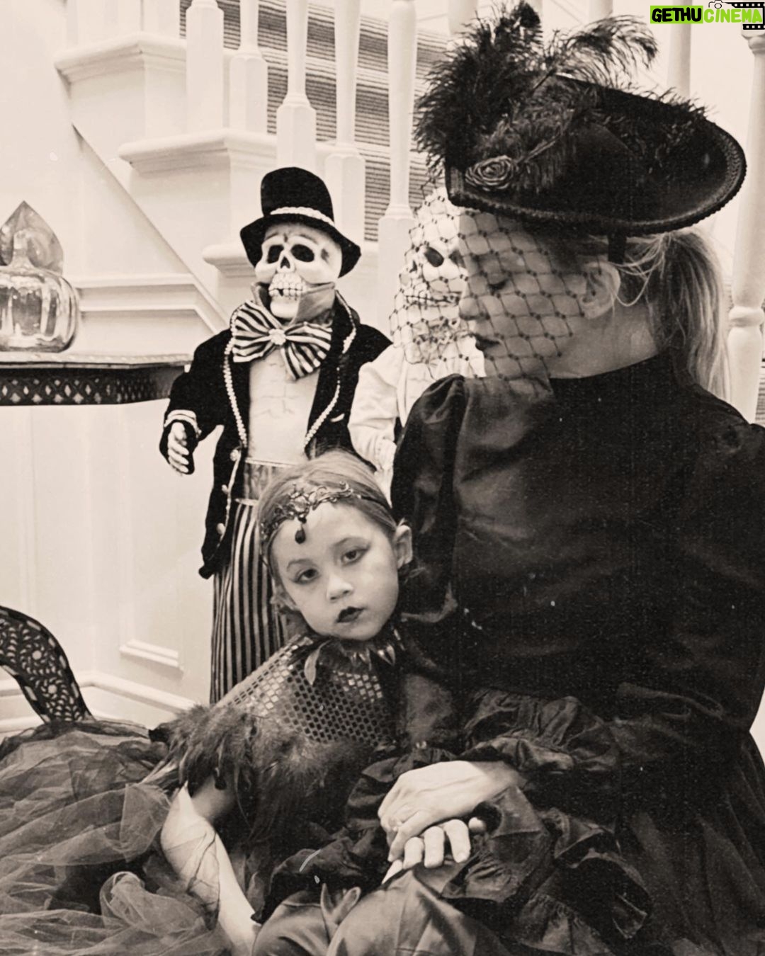 Kate Hudson Instagram - Vampire family portraits 🧛♀️🧛♀️🧛 #happyhalloween