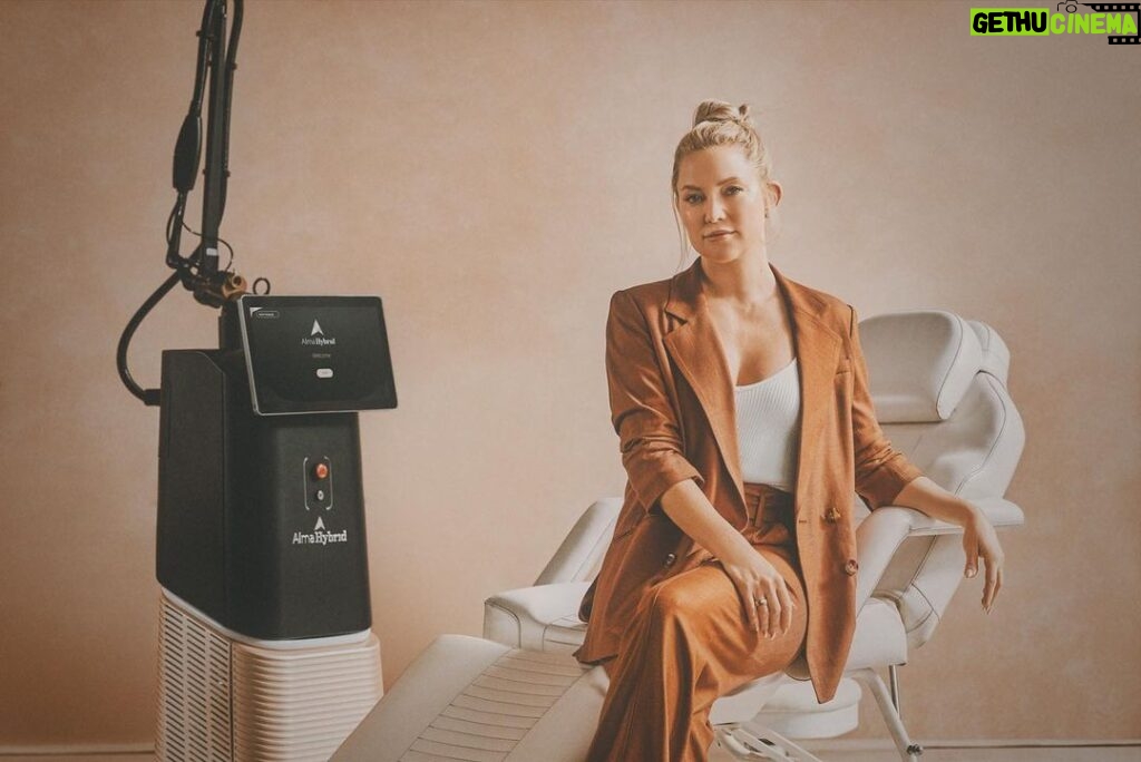Kate Hudson Instagram - I’m happy to announce my partnership with ALMA, I’ve been using their lasers for over 10 years, and love the results! I only ever partner with brands that I truly love and can honestly recommend. Alma lasers have been a part of my beauty routine with @nursejamiela forever. Painless and effective ☀️ @alma.lasers.international @almalasers_northamerica #almapartner