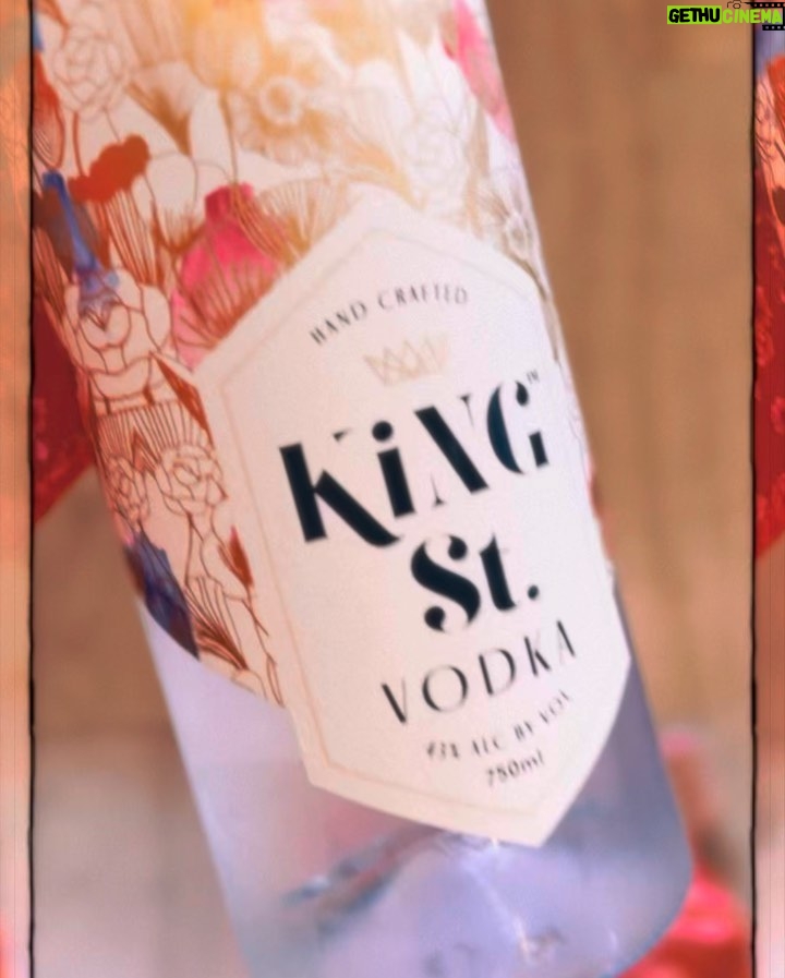 Kate Hudson Instagram - Good energy for long weekend 🍊@kingstvodka