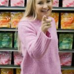 Kate Hudson Instagram - Who wants a Golden Ticket!!! 🎫 Wellness Summit coming soooooon! Join us🥬🌸 @tobeinbloom We are now at all @wholefoods across the United States!