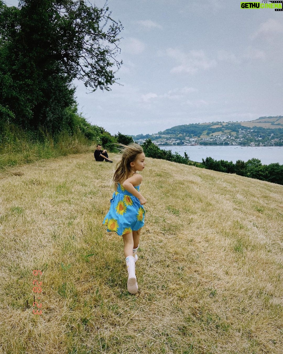 Kate Hudson Instagram - England lately 🇬🇧 #homeawayfromhome