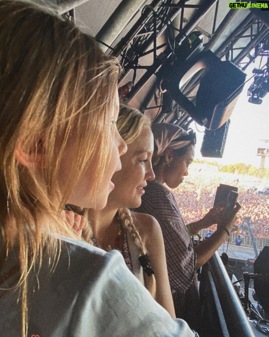 Kate Hudson Instagram - England lately 🇬🇧 #homeawayfromhome