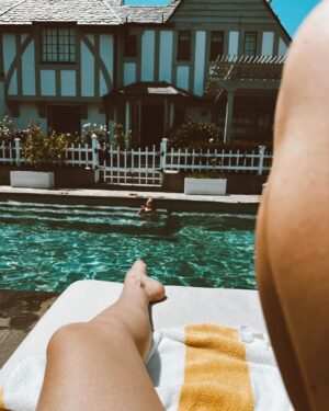 Kate Hudson Instagram - Suns out, buns (and huns) out ☺️☀️ #summerready