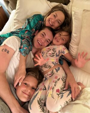 Kate Hudson Instagram - Momming since 2004 🐣🐣🐣 #lovesofmylife