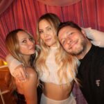 Kate Hudson Instagram - What a party! I got to celebrate with my two gorgeous April friends 💎 @jenmeyerjewelry @derekblasberg Made out with the most insanely good pizza! Thank you @pizzana 😋 Drink as many 🍸 as I wanted cause it was my birthday! Thank you @kingstvodka and @drink818 And I woke up feeling so blessed to have such a great group of friends and family that know how to throw down! Cause we all need those friends and we all need those moments. Such fun! 💃😜🎉