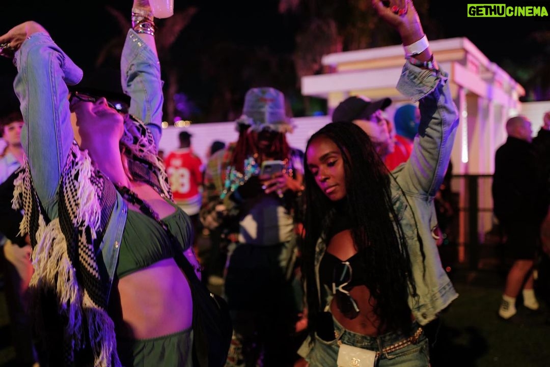 Kate Hudson Instagram - 🏜️Seeing art made us happy🏜️