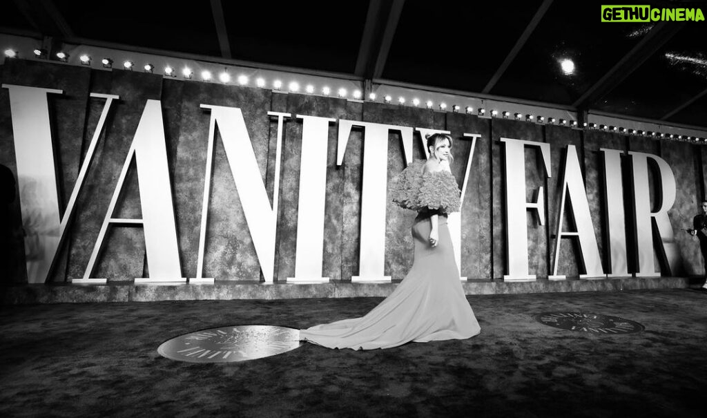 Kate Hudson Instagram - Thank you @JohnShearer / @GettyImages for this framer! Beautiful and celebratory evening as always @vanityfair ✨🥂
