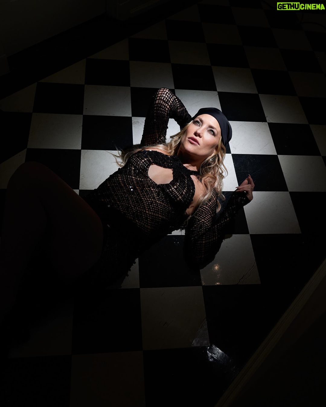 Kate Hudson Instagram - @katehudson, star of @knivesout, from Vogue’s 2023 Hollywood Portfolio shoot, photographed at @chateaumarmont. Styled by @denagia, hair by @cameron.rains, make-up by @thetonyabrewer and production by @rhiannarule. #KateHudson #GlassOnion #Vogue #GregWilliamsPhotography #GregWilliams