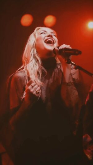 Kate Hudson Instagram - Live recording from a Los Angeles show 🖤 Singing my songs live is a dream 💫 More to come ⚡️💃 #talkaboutlove available wherever you stream music 🎶