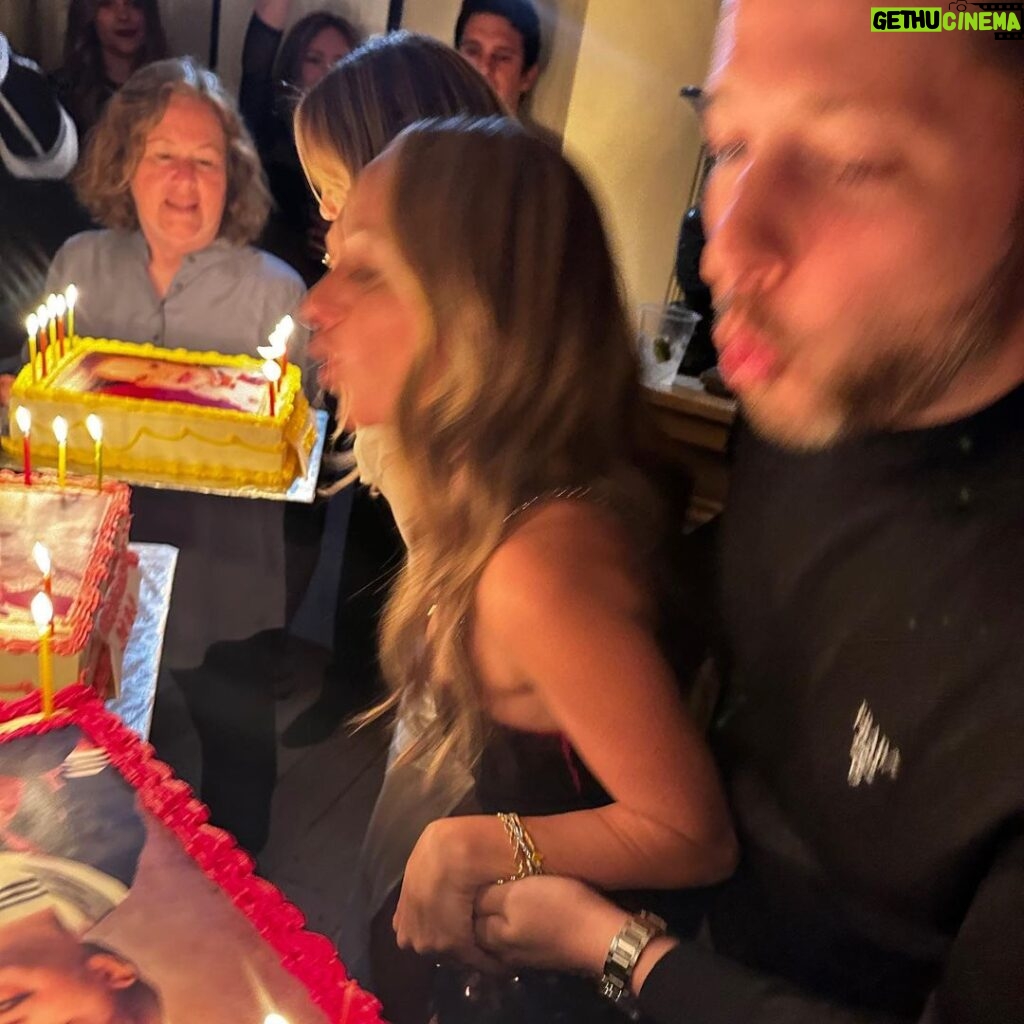 Kate Hudson Instagram - What a party! I got to celebrate with my two gorgeous April friends 💎 @jenmeyerjewelry @derekblasberg Made out with the most insanely good pizza! Thank you @pizzana 😋 Drink as many 🍸 as I wanted cause it was my birthday! Thank you @kingstvodka and @drink818 And I woke up feeling so blessed to have such a great group of friends and family that know how to throw down! Cause we all need those friends and we all need those moments. Such fun! 💃😜🎉
