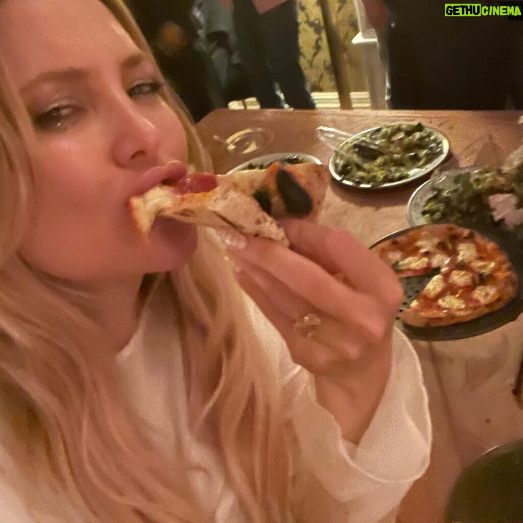 Kate Hudson Instagram - What a party! I got to celebrate with my two gorgeous April friends 💎 @jenmeyerjewelry @derekblasberg Made out with the most insanely good pizza! Thank you @pizzana 😋 Drink as many 🍸 as I wanted cause it was my birthday! Thank you @kingstvodka and @drink818 And I woke up feeling so blessed to have such a great group of friends and family that know how to throw down! Cause we all need those friends and we all need those moments. Such fun! 💃😜🎉