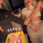 Kate Hudson Instagram - What a party! I got to celebrate with my two gorgeous April friends 💎 @jenmeyerjewelry @derekblasberg Made out with the most insanely good pizza! Thank you @pizzana 😋 Drink as many 🍸 as I wanted cause it was my birthday! Thank you @kingstvodka and @drink818 And I woke up feeling so blessed to have such a great group of friends and family that know how to throw down! Cause we all need those friends and we all need those moments. Such fun! 💃😜🎉