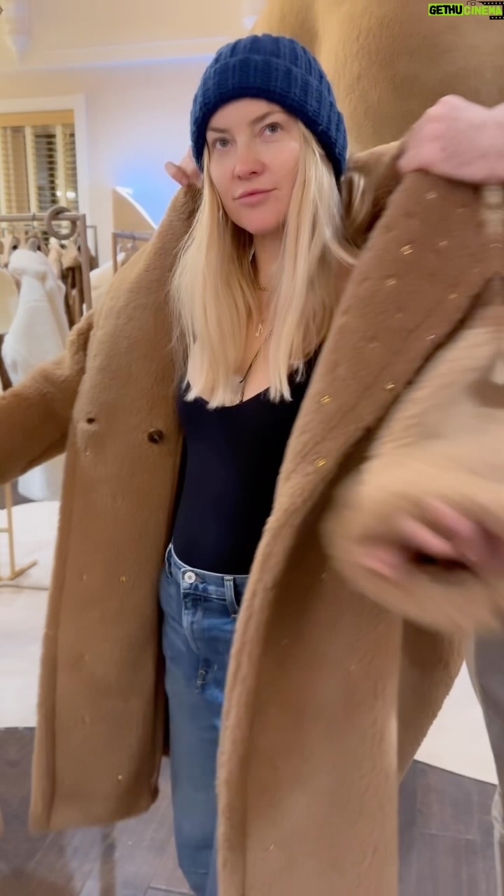 Kate Hudson Instagram - Always love my favorite ASPEN pop up @maxmara ❤️❄️ @hoteljeromeauberge #maxmarateddybear