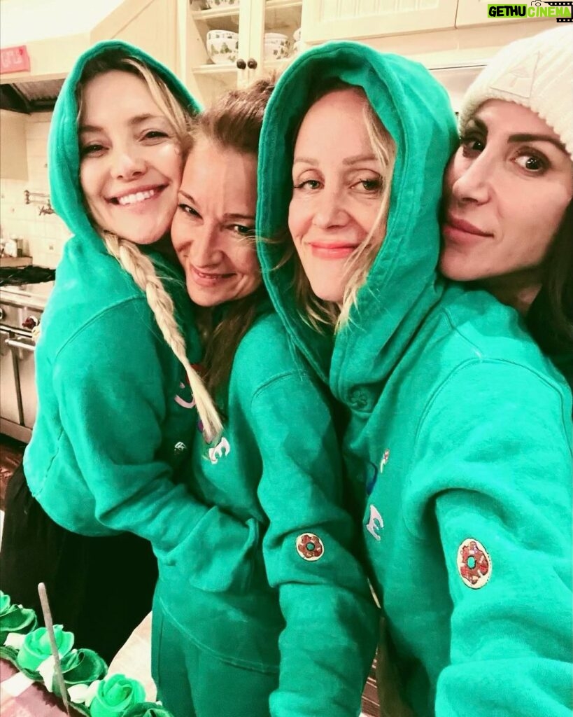 Kate Hudson Instagram - 50 never looked so good and cozy @ehud26 Thank you to everyone who helped bring Olivers one and only dream party to life! What a blast 💚 #cozyvibes #esspressomartini #margaritas @c.bonz (hoodies) @kingstvodka @lalospirits @sockerbitnyc (candy bar) @harpersloaneproductions @hollywood_photobooth