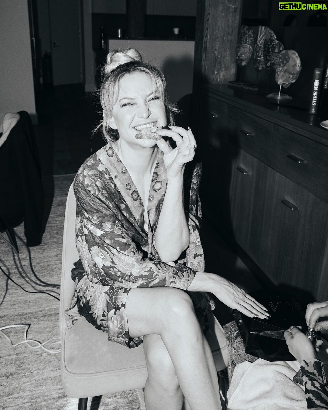 Kate Hudson Instagram - 🖤A little bts 🖤 @michaelkors @elleusa (shot by @jakerosenberg 📸