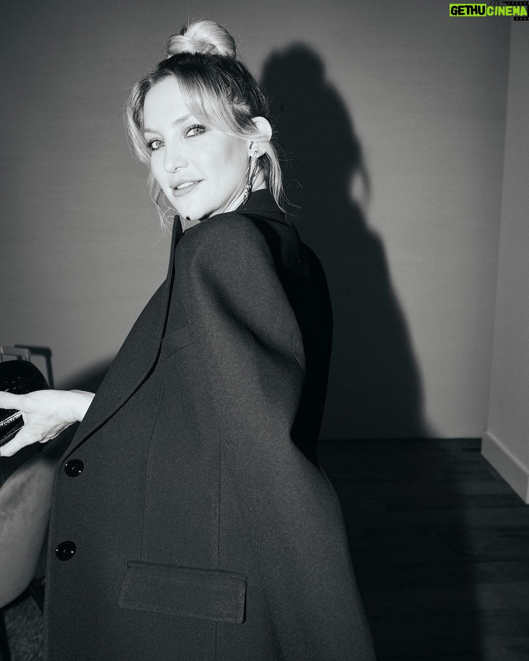 Kate Hudson Instagram - 🖤A little bts 🖤 @michaelkors @elleusa (shot by @jakerosenberg 📸