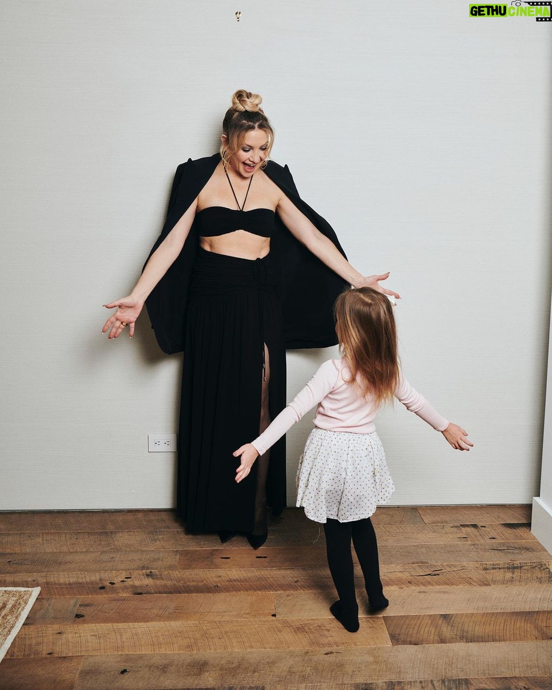 Kate Hudson Instagram - 🖤A little bts 🖤 @michaelkors @elleusa (shot by @jakerosenberg 📸